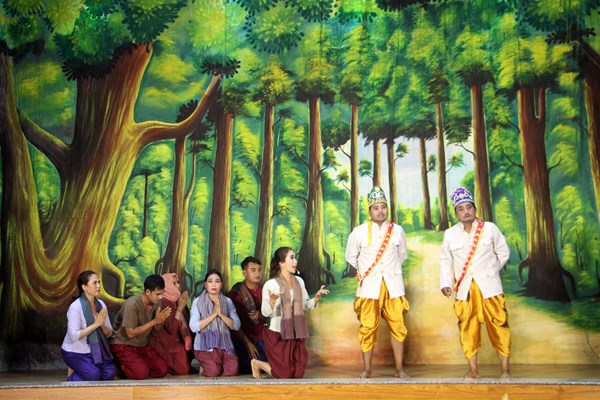 Để Dù kê thu hút khán giả - Anh 1