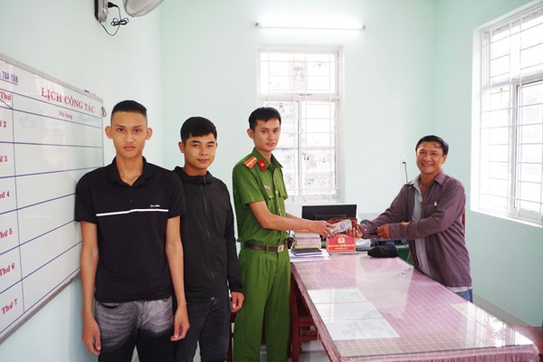 Quảng Ngãi: Hai thanh niên trả lại 50 triệu đồng cho người đánh rơi - Anh 1
