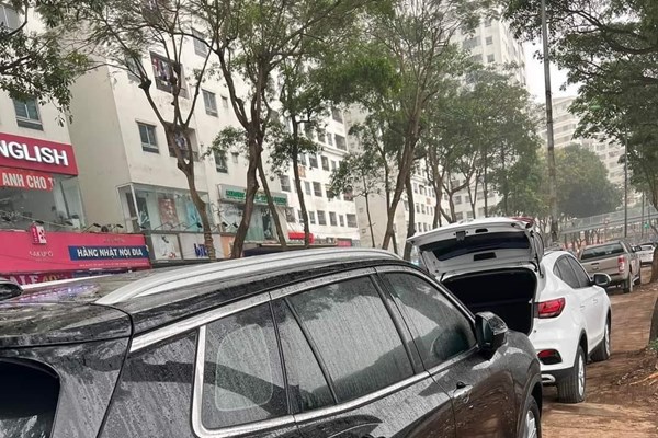 Hành vi chọc thủng lốp xe hàng loạt ô tô tại khu vực hồ Linh Đàm là vi phạm pháp luật - Anh 1