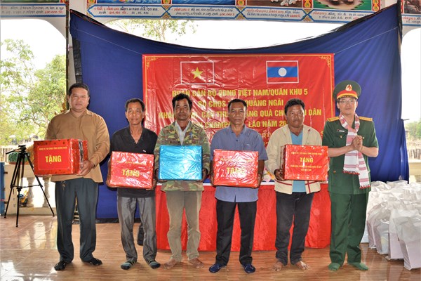 Nghĩa tình của bộ đội​​​​​​​ với người dân vùng sâu tỉnh Chămpasak - Anh 2