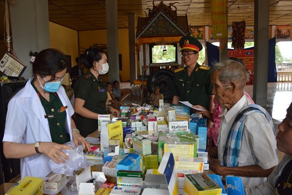 Nghĩa tình của bộ đội​​​​​​​ với người dân vùng sâu tỉnh Chămpasak - Anh 1