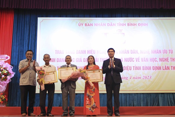 Bình Định: Trao tặng danh hiệu “Nghệ nhân nhân dân”, “Nghệ nhân ưu tú” lĩnh vực di sản văn hóa phi vật thể - Anh 2