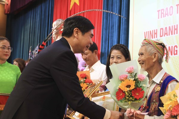 Bình Định: Trao tặng danh hiệu “Nghệ nhân nhân dân”, “Nghệ nhân ưu tú” lĩnh vực di sản văn hóa phi vật thể - Anh 3