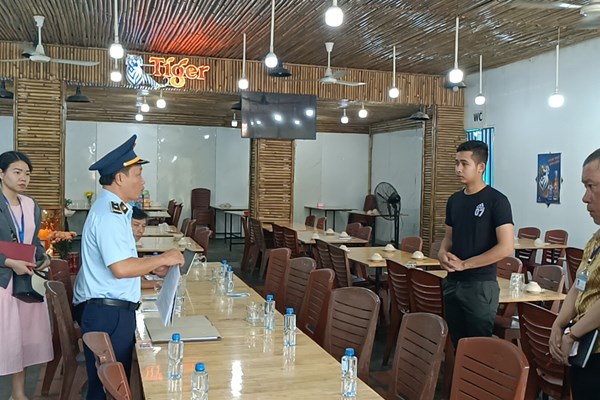 Vụ khách tố nhà hàng ở Nha Trang “chặt chém”: Bảng niêm yết giá không rõ ràng - Anh 1