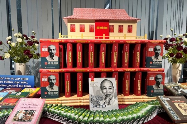 Tưng bừng hội sách chào mừng Ngày Sách và Văn hóa đọc Việt Nam 2023 - Anh 1