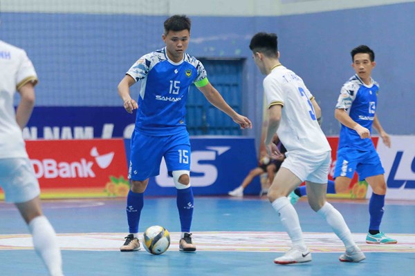 Đương kim vô địch Sahako thua đậm, bật khỏi top 3 - Anh 1