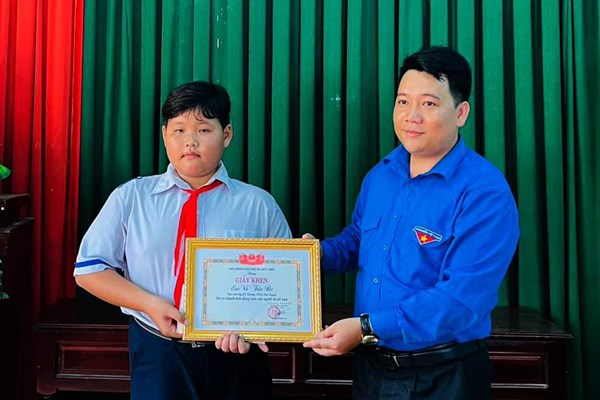 Tỉnh Đoàn Quảng Ngãi khen tặng học sinh dũng cảm cứu hai người đuối nước - Anh 2