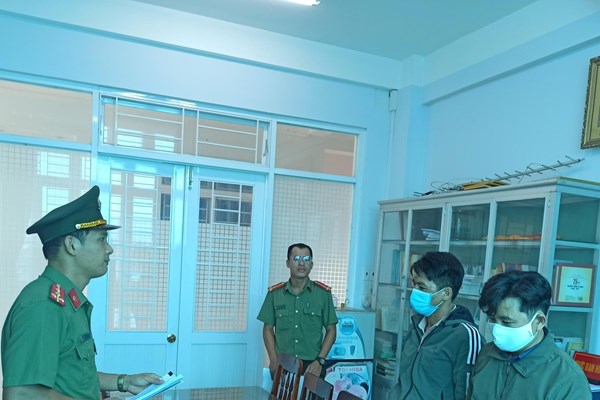 Quảng Ngãi: Khởi tố 2 đối tượng mua bằng giả để mở Phòng khám Nha khoa - Anh 1