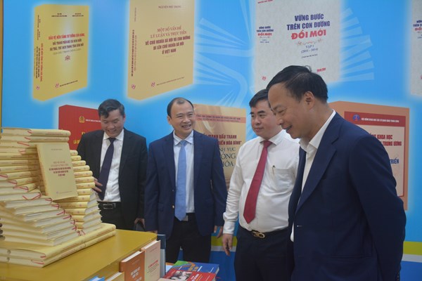 Khai trương Không gian sách lý luận, chính trị bảo vệ nền tảng tư tưởng của Đảng - Anh 2