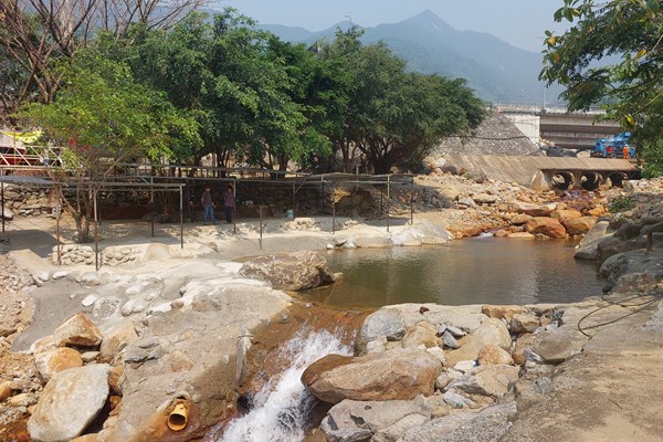 Khu du lịch bị phạt 170 triệu đồng do tự ý làm kè chặn suối - Anh 1