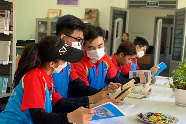 Xây dựng văn hóa đọc tại Trường Đại học Thể dục thể thao (TDTT) Đà Nẵng: Sách cho tôi, cho bạn! - Anh 1