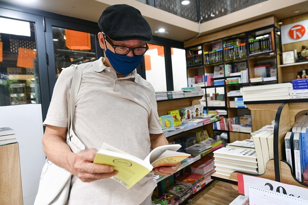 Phố Sách Hà Nội rộn ràng chào mừng Ngày Sách và Văn hoá đọc Việt Nam - Anh 1