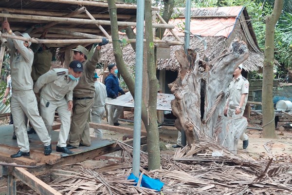 Cưỡng chế tháo dỡ hàng quán xây dựng trái phép trên bán đảo Sơn Trà - Anh 2