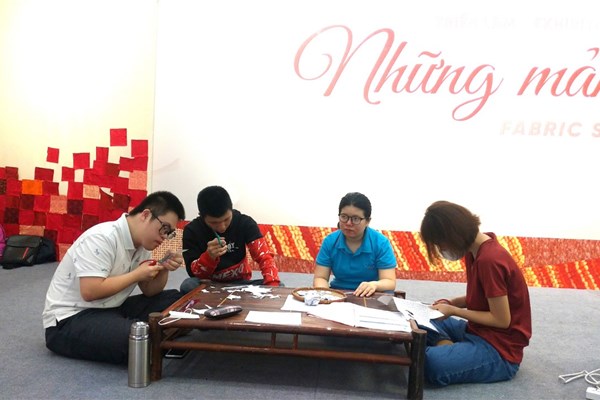 Triển lãm tranh ghép từ vải lụa của người khuyết tật - Anh 2