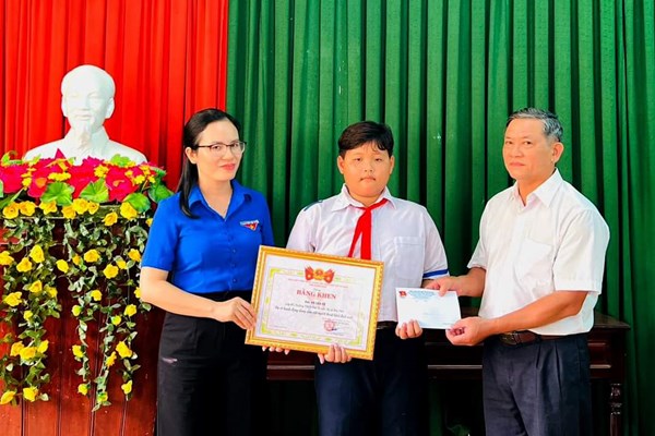 Cậu học trò lớp 6 dũng cảm cứu người ở biển Hóc Mó - Anh 1