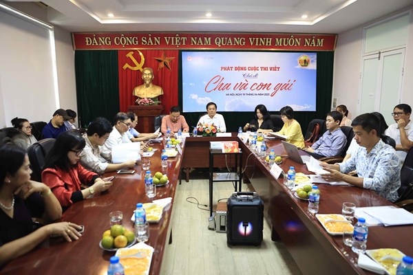 Phát động cuộc thi viết với chủ đề “Cha và con gái” - Anh 1