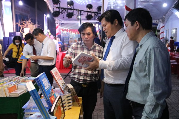 Quảng Ngãi: Khai mạc Ngày Sách và Văn hóa đọc Việt Nam - Anh 4
