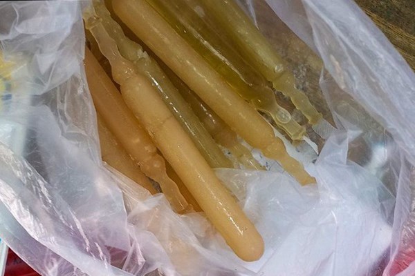 Quảng Nam: 16 học sinh tiểu học ngộ độc sau khi ăn kem ống trước cổng trường - Anh 1