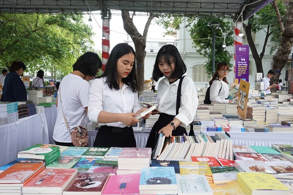 Tháng 4, sách và độc giả trẻ - Anh 1