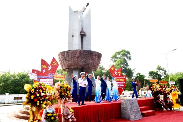 Đón nhận Bằng xếp hạng Di tích lịch sử cấp tỉnh Bốn dũng sĩ Nghĩa Hiệp - Anh 1