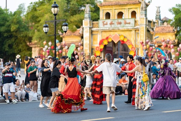 Trải nghiệm chuyến du lịch thăng hoa muôn cung bậc cảm xúc tại “điểm đến mới của thế giới” - Anh 1