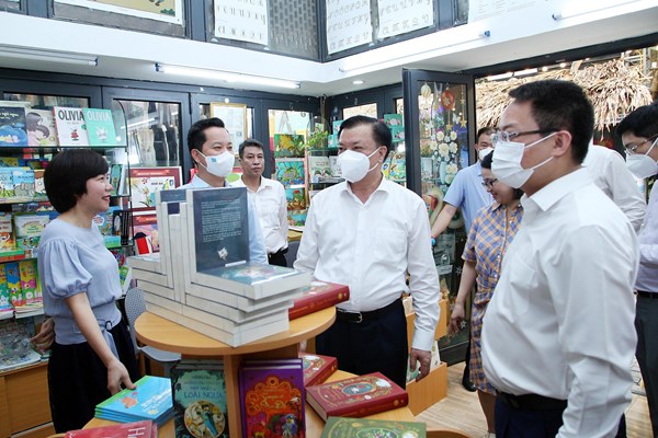 Bí thư Thành uỷ Đinh Tiến Dũng thăm Phố Sách Hà Nội - Anh 1