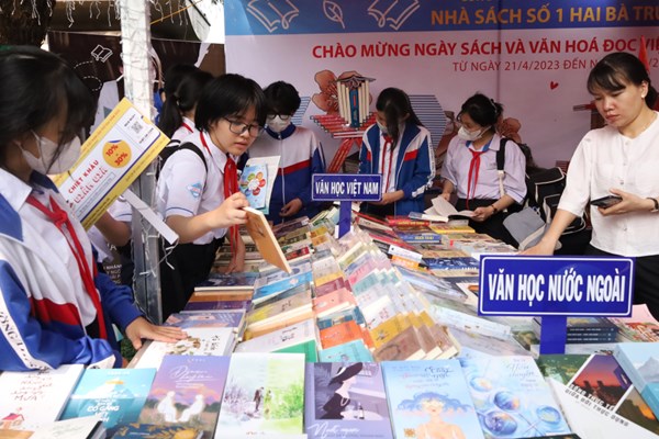 Đắk Lắk: Nhiều hoạt động sôi nổi hưởng ứng Ngày Sách và Văn hoá đọc - Anh 3