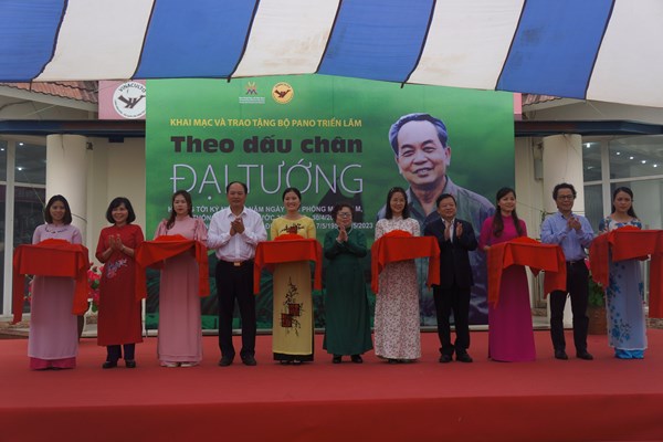 Triển lãm thơ diễn ca lịch sử “Theo dấu chân Đại tướng” - Anh 1