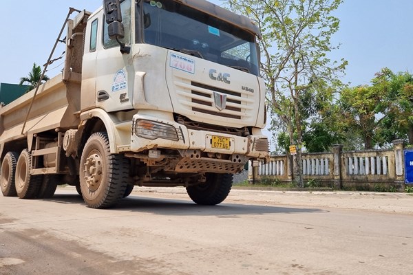 Quảng Ngãi: Xe chở đất “hoành hành”, cuộc sống người dân bị ảnh hưởng - Anh 4