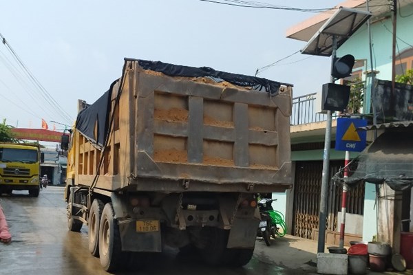 Quảng Ngãi: Xe chở đất “hoành hành”, cuộc sống người dân bị ảnh hưởng - Anh 1