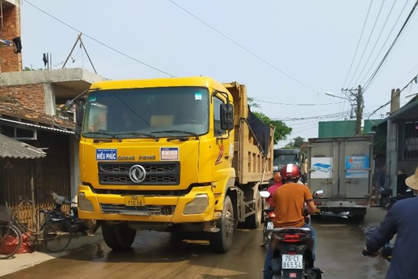 Quảng Ngãi: Xe chở đất “hoành hành”, cuộc sống người dân bị ảnh hưởng - Anh 3