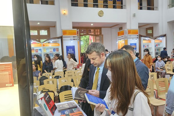 Tăng cường phổ biến văn học Pháp ngữ tại Việt Nam - Anh 4