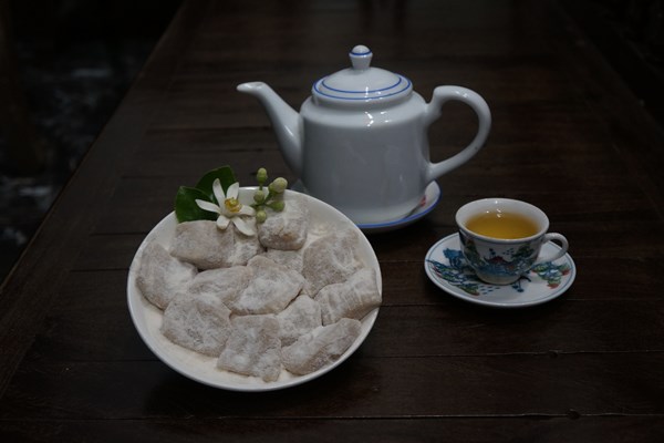 Thưởng thức chè lam ở hội chùa Thầy - Anh 2