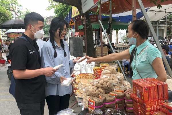 Thưởng thức chè lam ở hội chùa Thầy - Anh 1