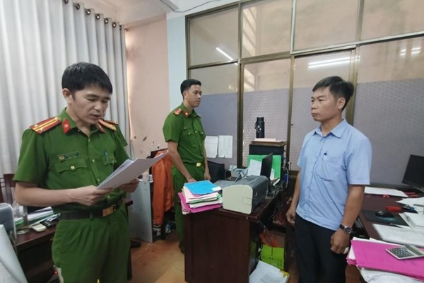 Khởi tố 3 cán bộ thuộc Văn phòng đăng ký đất đai tỉnh Quảng Ngãi - Anh 2