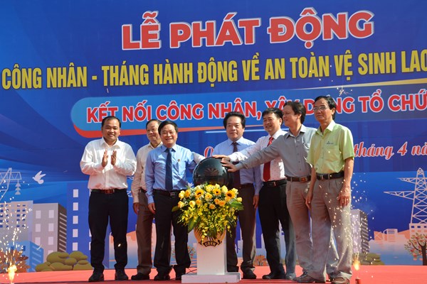 Quảng Ngãi: Trao 250 suất quà tặng cho đoàn viên, công nhân, lao động có hoàn cảnh khó khăn - Anh 4