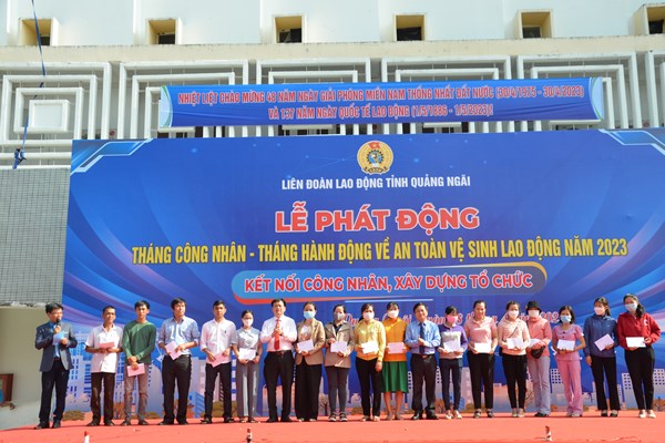 Quảng Ngãi: Trao 250 suất quà tặng cho đoàn viên, công nhân, lao động có hoàn cảnh khó khăn - Anh 2