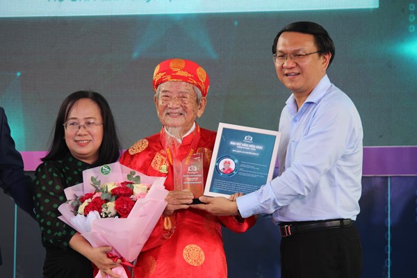 25 năm viết về dặm dài lịch sử của thành phố - Anh 1