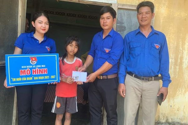 Mô hình “Em nuôi của Đoàn”: Viết tiếp ước mơ đến trường - Anh 1