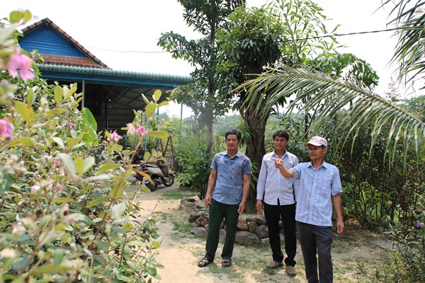 Đảng viên trẻ người Hrê làm kinh tế giỏi, xây dựng gia đình hạnh phúc - Anh 2