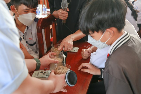 Nâng cao nhận thức về rác thải thực phẩm - Anh 1