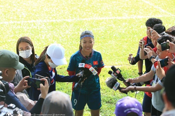 Tuyển nữ Việt Nam có buổi tập đầu tiên tại Campuchia - Anh 2