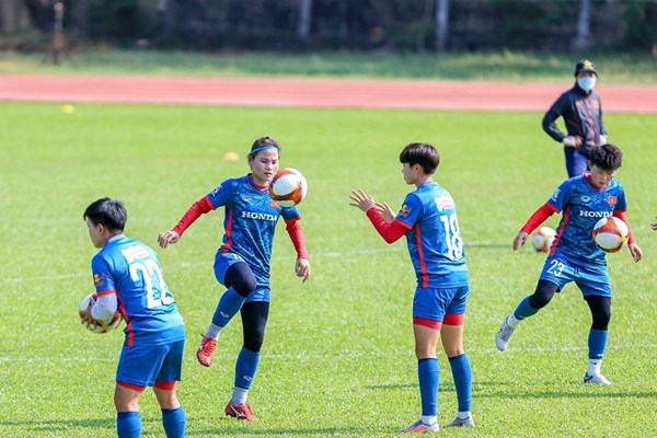 Tuyển nữ Việt Nam có buổi tập đầu tiên tại Campuchia - Anh 1
