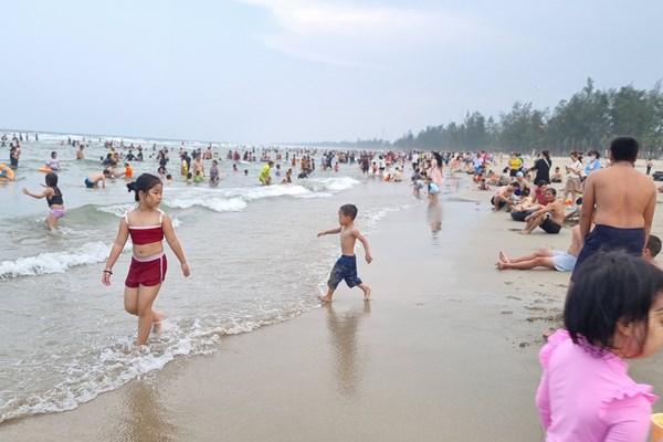 Quảng Ngãi đón hơn 160.000 lượt du khách dịp nghỉ lễ - Anh 1
