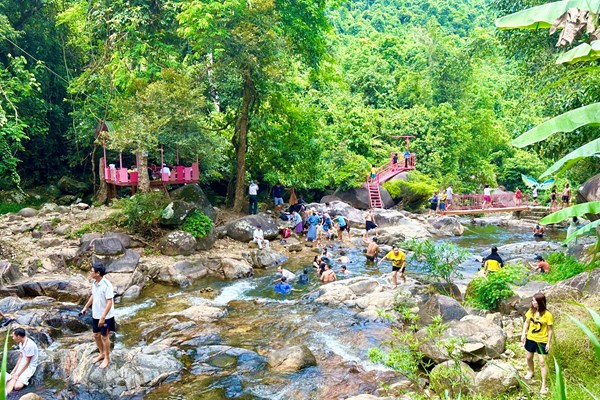 Quảng Ngãi đón hơn 160.000 lượt du khách dịp nghỉ lễ - Anh 3