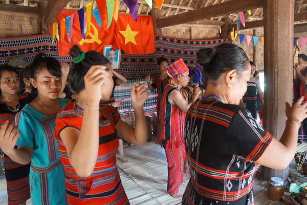 “Tháng Năm nhớ Bác” - Anh 1