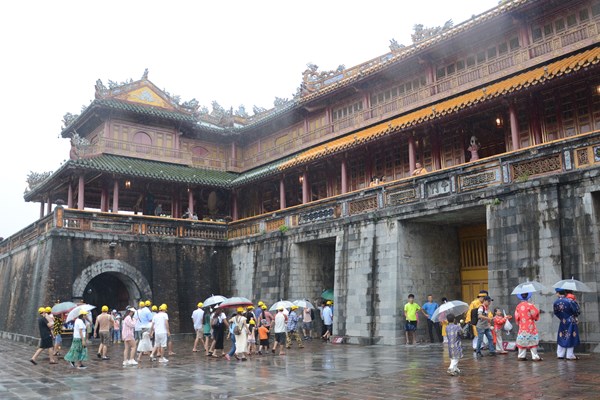 Du khách​​​​​​​, hướng dẫn viên phản ánh bất cập trong khâu bán vé: Trung tâm Bảo tồn di tích Cố đô Huế gửi lời xin lỗi - Anh 1