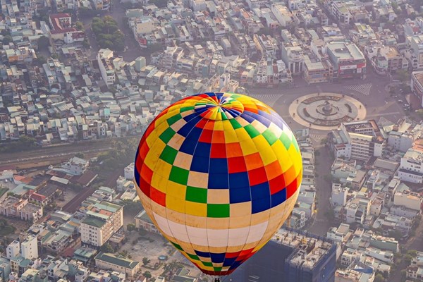 Trải nghiệm du lịch biển từ khinh khí cầu - Anh 1