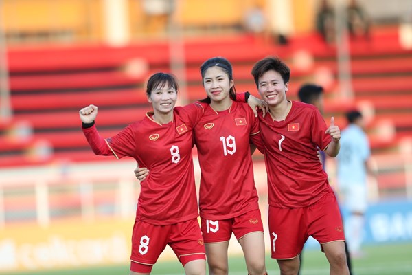 HLV Mai Đức Chung: Chiến thắng này nhờ tinh thần quyết tâm cao của người phụ nữ Việt Nam - Anh 2