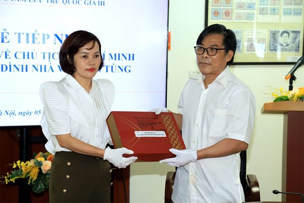 Gia đình nhà văn Sơn Tùng trao tặng tài liệu về Chủ tịch Hồ Chí Minh - Anh 1